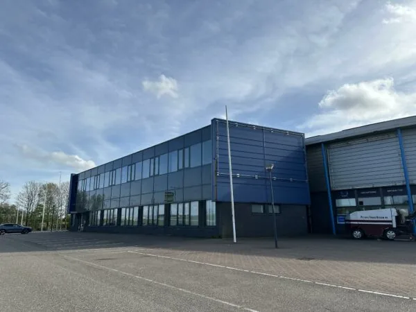 Bedrijfsgebouw aan de Van der Hagenstraat met een blauwe gevel en grote glazen ramen.